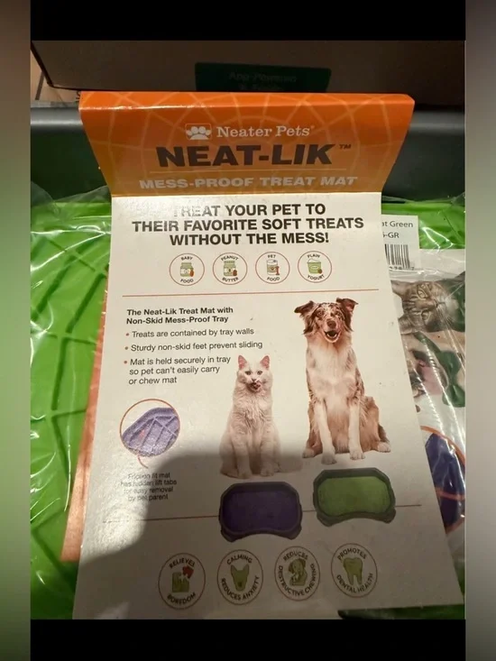 Neater Pets Neat-Lik Mess-Proof Treat Mat - Bright Green - Picture 2 of 2